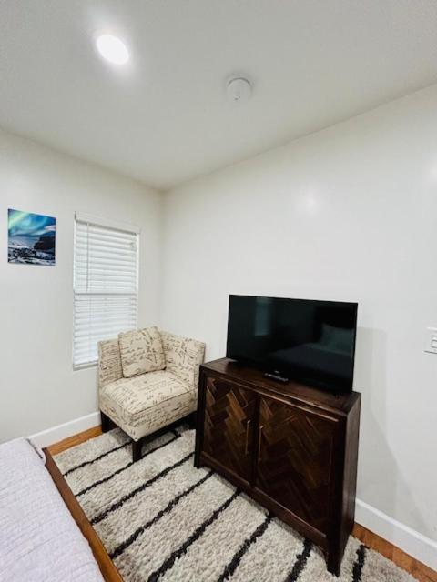 Gated Contemporary 3 Bedroom - 2 Bathroom Home In South La Plus Parking 洛杉矶 外观 照片